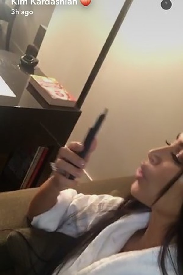 6. В два часа ночи по местному времени Ким Кардашян оставила запись в Snapchat: на фото она находится в номере отеля и поздравляет своего брата Роба и его невесту Блэк Чайну с прибавлением в семействе.