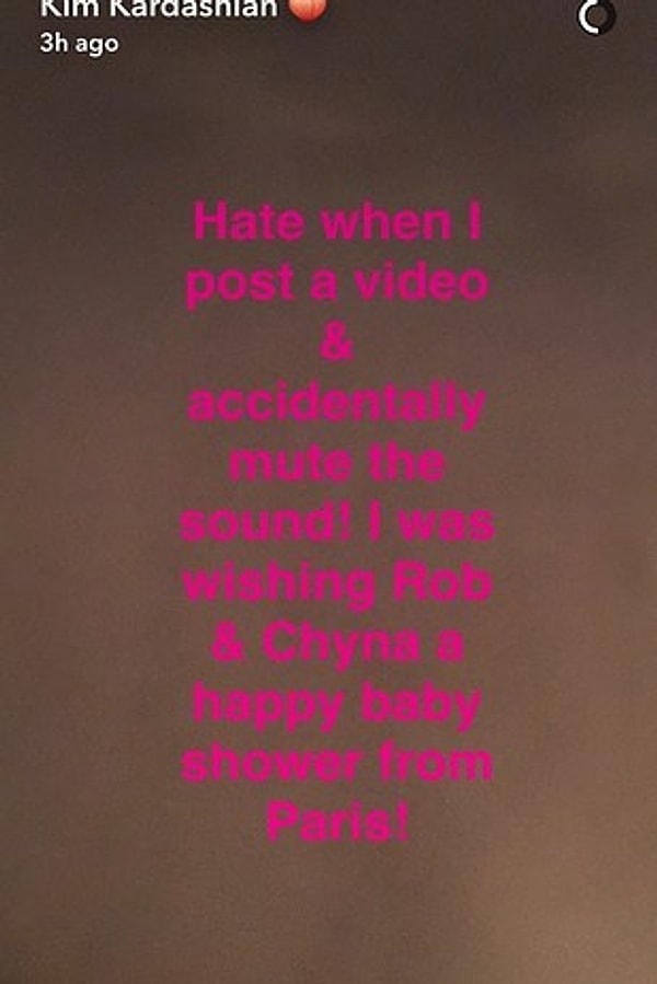 6. В два часа ночи по местному времени Ким Кардашян оставила запись в Snapchat: на фото она находится в номере отеля и поздравляет своего брата Роба и его невесту Блэк Чайну с прибавлением в семействе.