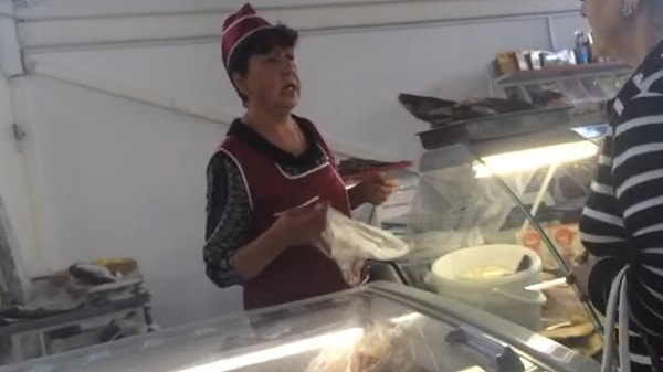 6. Лариса, мать Насти, работает на рынке – продает рыбу