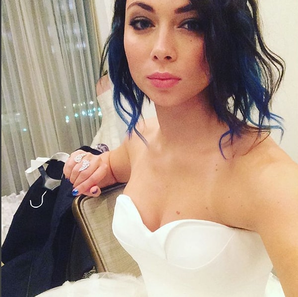 7. А Григорий служит грузчиком на оптовой базе, хоть и мечтает вырваться из города, утверждая, что живет у матери временно, даже вынужденно