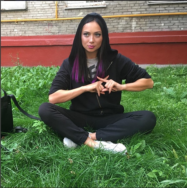 12. Григорий также отмечает, что Самбурская и до работы на ТНТ приезжала к родственникам нечасто, а после того, как актриса получила свою первую крупную роль – в сериале «Универ» - она резко порвала отношения с семьей