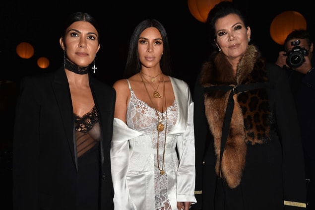 Sözcüsünün söylediğine göre Kim Kardashian West pazartesi, sabahın erken saatlerinde odasında silah zoruyla rehin alındı.