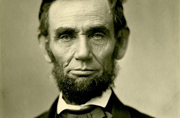 1. Авраам Линкольн проводил сеансы оккультизма и приостановил принятие конституционных прав