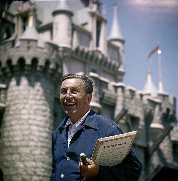2. Walt Disney 1955'teki açılış gününde Disneyland'in tadını çıkarırken.