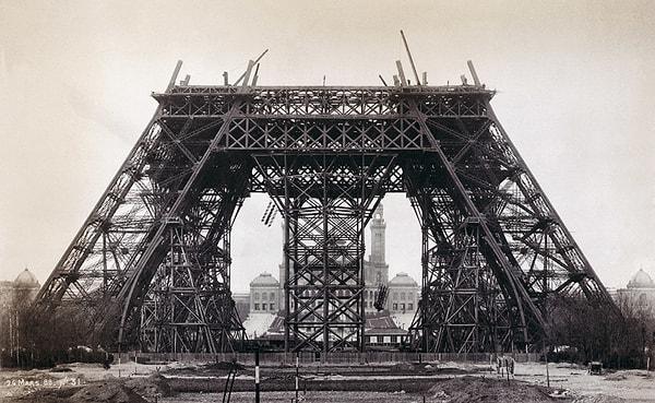 4. Eyfel Kulesi'nin çelik kirişleri zirveye doğru uzanırken, 1888.