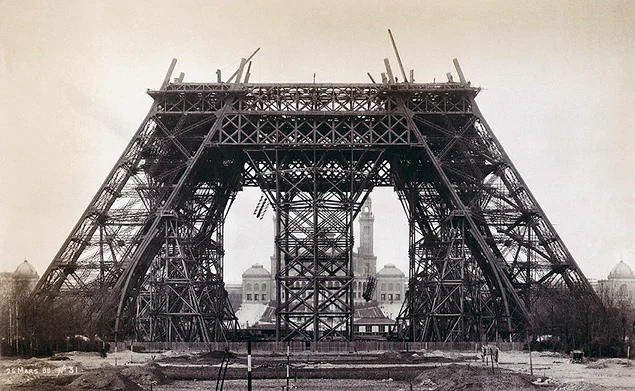 Eyfel Kulesi'nin çelik kirişleri zirveye doğru uzanırken, 1888.
