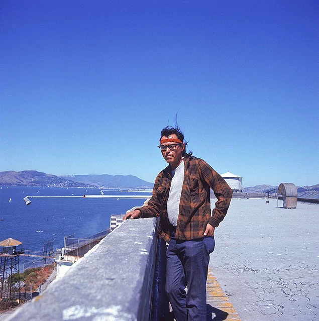 Alcatraz Operasyonu sırasında çatıdaki Amerika yerlisi.
