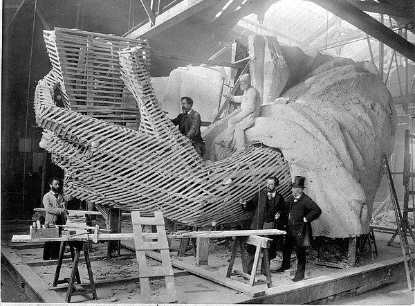 12. Özgürlük Heykeli'nin sol kolu 1882 yılının kışı, Paris'te yapım aşamasında.