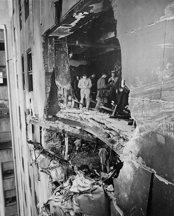 13. Empire State Binası'na çarpan B-25'in ardından ortaya çıkan görüntü.