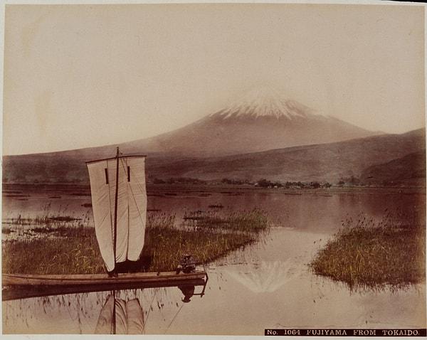 14. Fuji Dağı manzarasında yelkenlisiyle açılan Japon adam, 1890'lar.