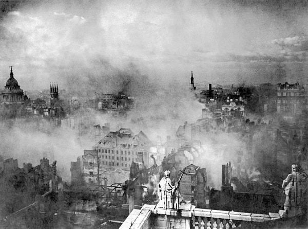 15. Britanya'nın Almanya tarafından aralıksız bombalanmasının ardından dumanlar altında kalan Londra.