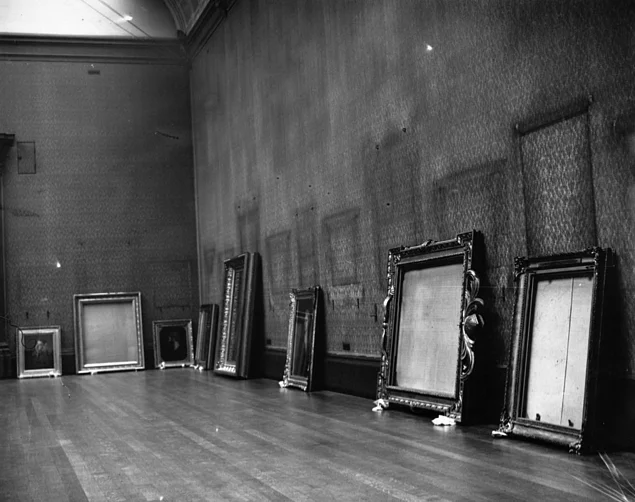 2. Dünya Savaşı sonrasında, Naziler'den her şeyin saklanmasıyla boş kalan National Gallery, Londra.