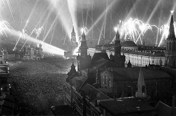 17. 2. Dünya Savaşı'nın sona ermesiyle Moskova Kızıl Meydan'da atılan zafer fişekleri, 1945.
