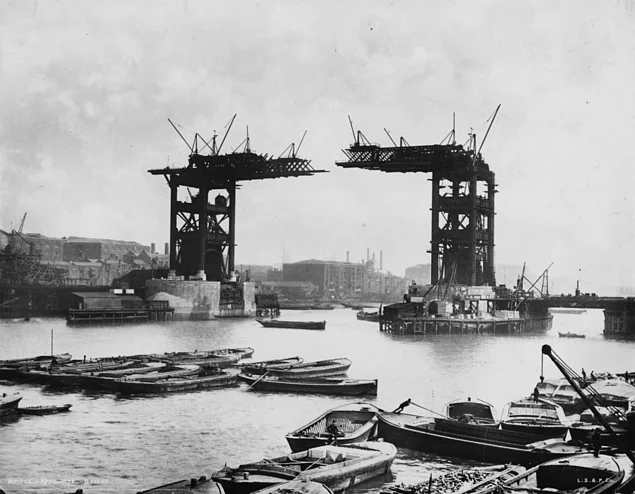 Londra'da yer alan Tower Bridge'in 19. yüzyılda ortası boşken.