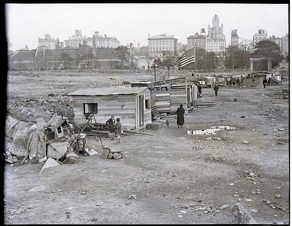 21. Büyük Buhran sonrasında birçok insana yaşam alanı olan Hooverville, Central Park, New York.