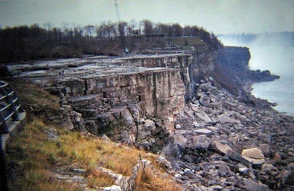 22. 1969 yılında, toprak kaymalarına karşı güçlendirmek amacıyla süren çalışmalar için kurutulan Niagara Şelalesi.