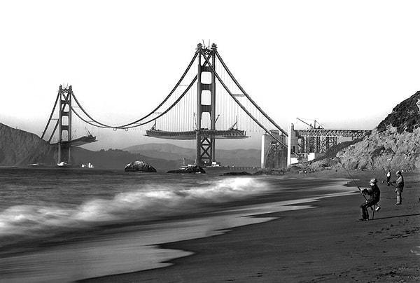 23. Yapım aşamasındaki Golden Gate Köprüsü manzarasının tadını çıkaran bir grup balıkçı, 1930'lar.