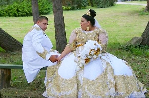 Çift, Slovakya'da yaptıkları düğünün tadını sonuna kadar çıkardı. Ee, çıkarmasın da ne yapsınlar? O kadar altın ve gösteriş boşa mı gitsin? 😅