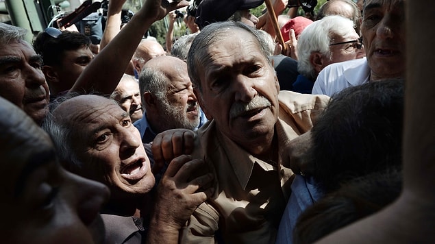 Başbakan Alexis Tsipras'ın hükümeti, kurtarma planındaki koşullar uyarınca emekli maaşlarında 1 milyar Euroluk kesinti daha yapmak zorunda.