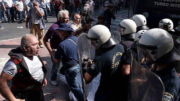 Emeklilerin protestosunda "400 Euro'yla geçinemiyoruz", "Krizin faturasını zenginler ödesin" sloganları atıldı.