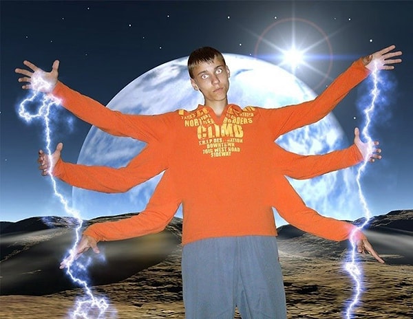 1. Инопланетный Зевс 👽