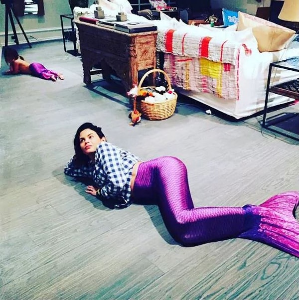 13. Эверли обожает одеваться, как папа, и, кажется, она любит проделывать то же самое и с мамой! Ченнинг выложил фото, где Дженна Дуан-Татум и его дочь нарядились в русалочек.