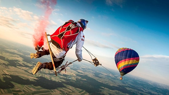 Gökyüzünde Devasa Salıncak ile Sallanmayı ve Skydiving'i Birleştiren Muhteşem İnsanlar