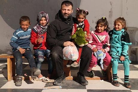 Savaş Bölgesindeki Suriyeli Çocuklara Oyuncak Götüren Yardımsever Adam