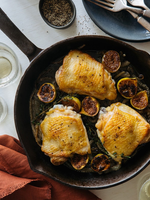 23. Куриные бедрышки, запеченные с чесноком, с карамелизированным инжиром и луком