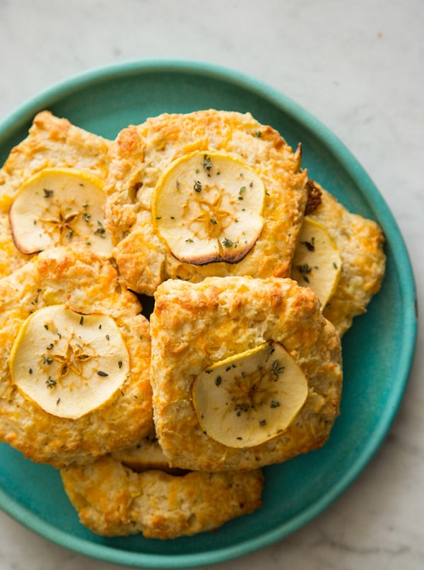 25. Лепешки с яблоком и чеддером