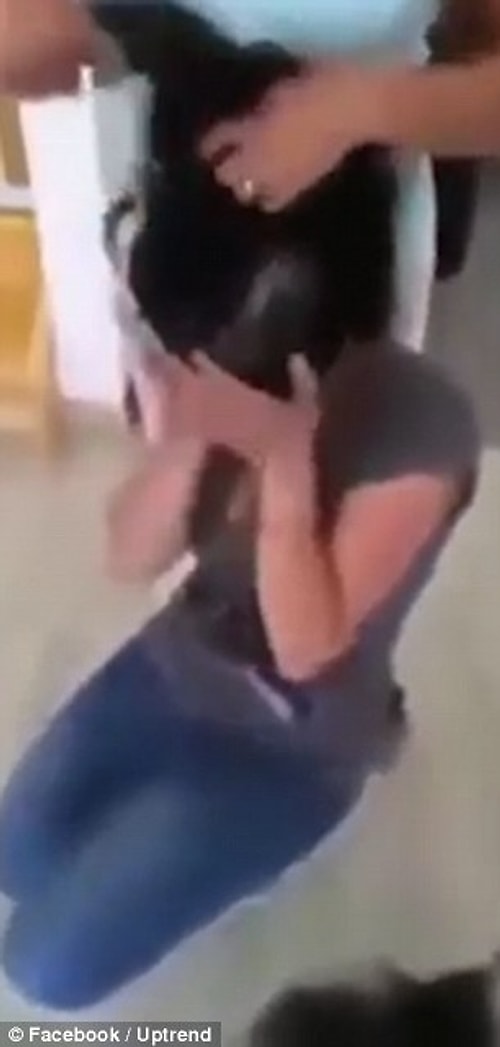 Kayıtta anne ve kızını bir banyoda görüyoruz. Sarışın anne kızıyla sakin bir biçimde konuşarak bir traş makinesiyle saçlarını kazıyor.