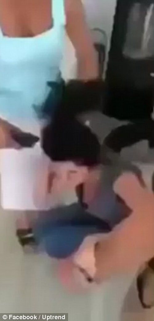 Bir banyoda yerde oturan genç kız, annesi saçlarından büyük tutamlar traş edip yere savururken çığlık atıyor, gözlerini kapatıyor ve ağlıyor.