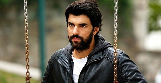 11. Kıvançların, Burakların, tüm yakışıklı jönlerin arasından kendine özgü suratı ve o güzel enerjisiyle sıyrıldı: Engin Akyürek!
