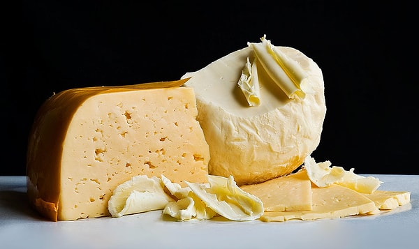 7. Чтобы нарезанный сыр не засыхал в холодильнике, просто намажьте его сливочным маслом.