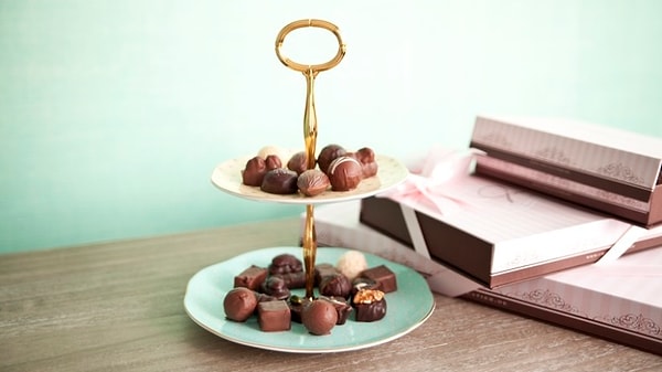 8. Чтобы уместить много блюд на небольшом столе, ставьте угощения в два яруса, используя посуду с длинной ножкой-подставкой.