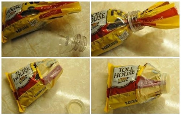 10. Отрезаем верхнюю часть пластиковой бутылки с крышкой, надеваем на пакет с крупой, солью или другими сыпучими продуктами, продеваем края пакета через горлышко и закручиваем крышку. Теперь хранить и насыпать продукты гораздо проще.