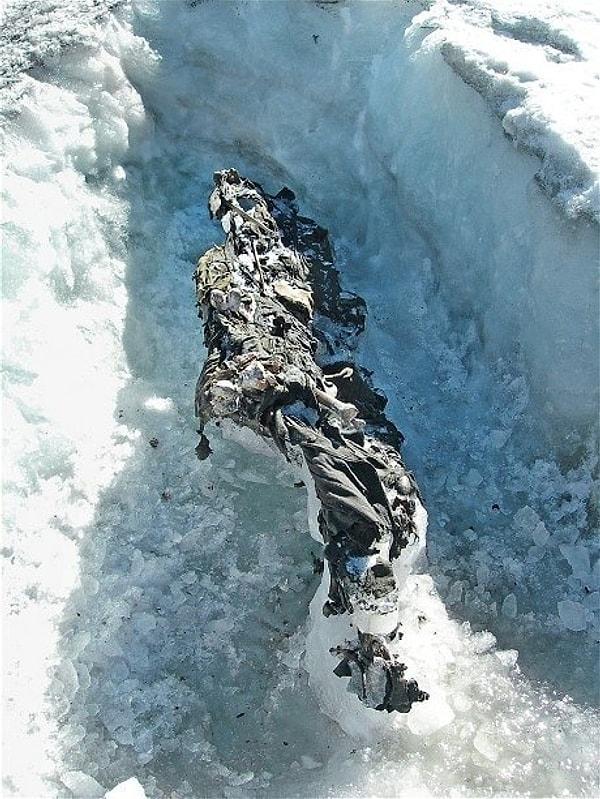 3. Kuzey İtalya'daki buzların erimesiyle ortaya çıkan, Birinci Dünya Savaşında çarpışmış bir asker bedeni.