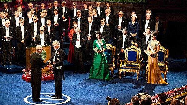 5. Nobel Ödülleri her sene Alfred Nobel'in ölüm tarihi olan 10 Aralık'ta verilmektedir.