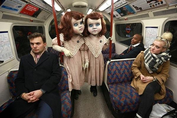 20. Londra metrosunda şu şekil gezinen iki çılgın.