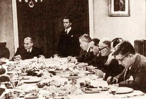 1. Mustafa Kemal Atatürk'ün 28 Ekim 1923 tarihinde Çankaya Köşkü'nde verdiği akşam yemeği