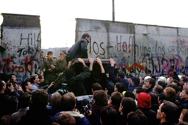 4. Berlin Duvarı'nın yıkılmasının arkasında, Alman Demokratik Cumhuriyeti'nin (DDR) bir basın toplantısında aslında istemediği yanlış anlaşılan bir açıklama yer almaktadır.