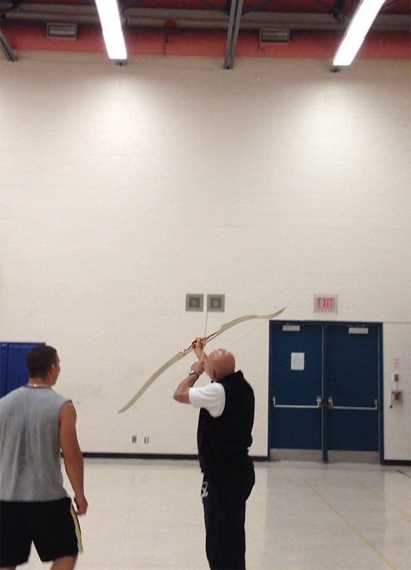 26. Учитель физкультуры пытается достать мяч, который ученики забросили на стропила