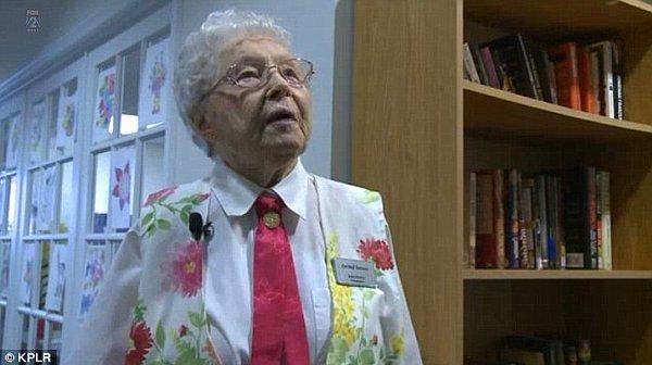 Şimdi de sizi deli dolu başka bir hanım teyze ile tanıştıracağız. Edie Simms, 102 yaşında Missouri, ABD'de yaşayan sevimli bir ninemiz.