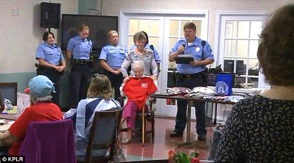 St. Louis polis memurları Edie Nine'ye yardım etmekten büyük mutluluk duyduklarını belirttiler.