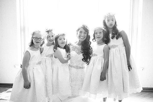 Down sendromlu tüm kız öğrencileri ise French için Hristiyan düğünlerindeki çiçek ve yüzük taşıyan kızlar oldular. 👧🏻