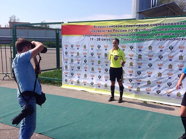 Полагаю, вы очень удивитесь, но девушка является футбольным судьей. Иначе говоря, арбитром.