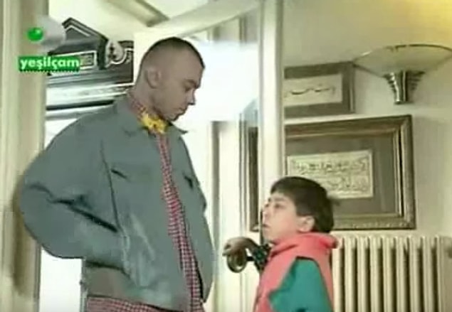 Şanslı piç aşağı inip kapıyı açar, mektup arkadaşı seri katil BAY BALTA gelmiştir.