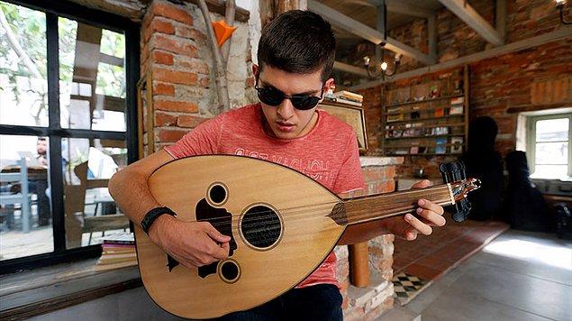 Batuhan'ın babası Aydın Kil, oğlunun 8 yaşındayken müziğe olan ilgisini keşfettiklerini ve bu yönde eğitimine ağırlık verdiklerini ifade ederek şunları söylüyor: