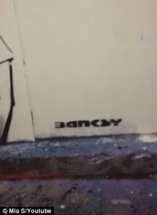 Videoyu çeken Mia, göçmen karşıtı olan politikacı Pauline Hanson'n grafitisinin yapıldığını altında ise Banksy'in imzasının olduğunu iddia eder