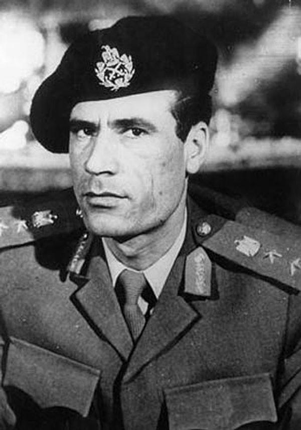 1961 yılında Kaddafi, Benghazi şehrinde askeri koleje girdi ve İngilterede de 4 ay askeri eğitim almıştı.
